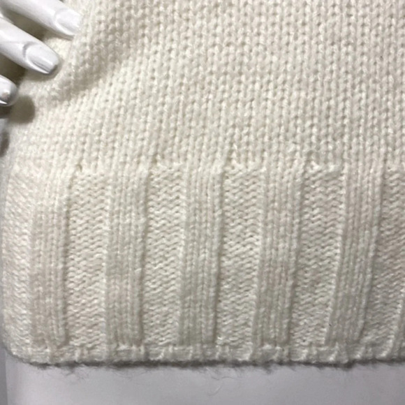 Express NEW Turtleneck Cold Shoulder Sleeve Wool Blend Sweater Cream Size Medium - Picture 7 of 9